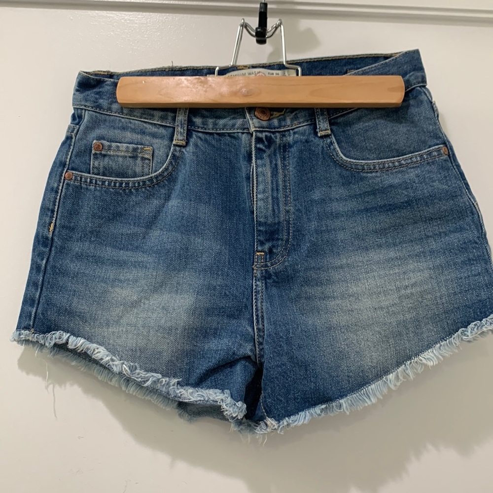 Zara short jeans in size 4